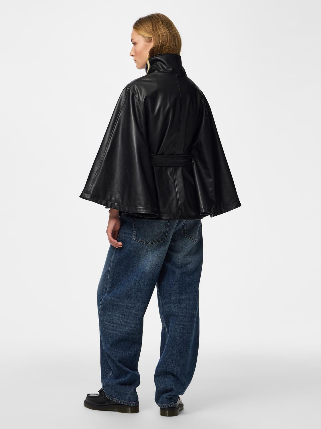 model_shot-back
